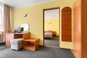 En eller flere senger på et rom på Hotel Bocianie Gniazdo