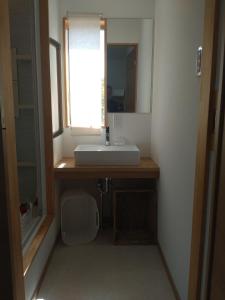y baño con lavabo y espejo. en Naoshima Accommodation Menjuku Ura - Vacation STAY 25585v, en Naoshima