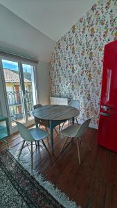 桑坦德的住宿－IAROS SOL，一间带桌椅和红色冰箱的用餐室