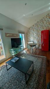 桑坦德的住宿－IAROS SOL，客厅配有桌子和红色冰箱