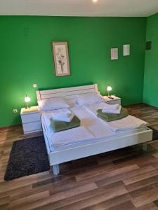 Postel nebo postele na pokoji v ubytování Rooms Modrušan