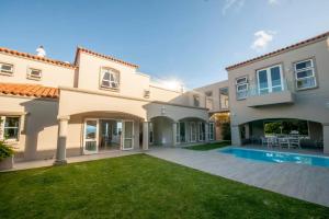 Bazén v ubytování Villa Beachy Head nebo v jeho okolí