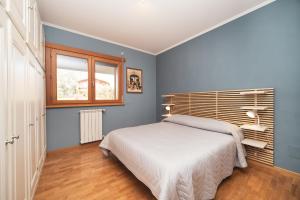 um quarto com uma cama e uma janela em Borghetto Vara by BuddyRent em Roma