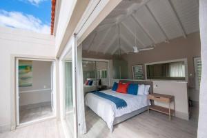 Postel nebo postele na pokoji v ubytování Villa Beachy Head + 72 fotografií