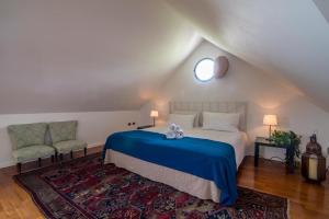 um quarto com uma cama grande e 2 cadeiras em Villa Tramonte em Teolo