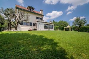 uma casa grande com um grande quintal relvado em Villa Tramonte em Monte Ortone