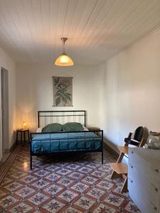 um quarto com uma cama num quarto com um tapete em Maisonnette de plain-pied plein cœur du perche em Igé