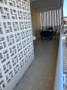 una recinzione bianca per la privacy su un balcone con tavolo di Diaz Parra a Bellreguart
