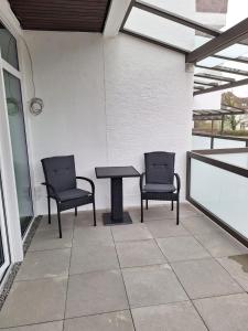 two chairs and a table on a patio at Ferienwohnung Werra in Bad Karlshafen