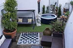 d'un jardin avec un échiquier et une baignoire. dans l'établissement Cozy Little Romm on Palace Patio, à Sintra