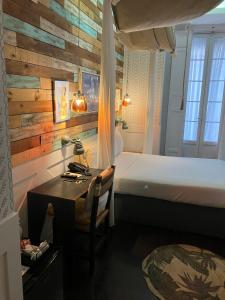 a bedroom with a bed and a desk with a desk at Natura LifeStyle gran Vía in Madrid