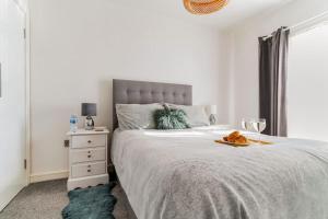 ein Schlafzimmer mit einem Bett mit einem Teller Essen drauf in der Unterkunft Stunning Ground Floor Hartlepool Marina Apartment in Hartlepool