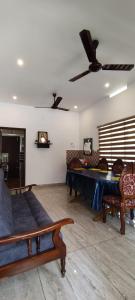 sala de estar con sofá y mesa en JAWAN VILLA, en Ernakulam