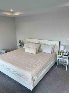 - une chambre avec un grand lit et un couvre-lit blanc dans l'établissement Luxury Short North Home! Newly Renovated/Private, à Columbus