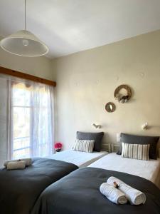Dos camas una al lado de la otra en un dormitorio. en Nicoll Apartments, en Acharavi