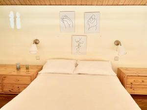 Santa María de la AlamedaにあるCasa Kurantuのベッドルーム1室(壁に絵画が描かれたベッド1台付)