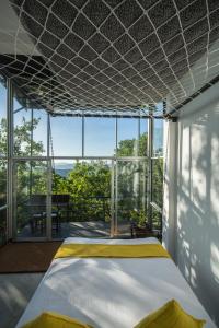 Giường trong phòng chung tại Treehouse Chalets - Luxury getaway within a short distance of Ella