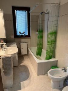 Ванна кімната в Appartamento tra il borgo e il lago
