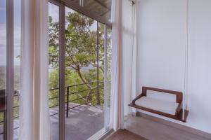 Ban công/sân hiên tại Treehouse Chalets - Luxury getaway within a short distance of Ella