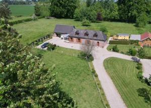 een luchtfoto van een groot huis in een veld bij La roulotte du bois du fil in Vassonville