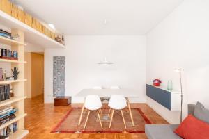 a living room with a table and two chairs at VIVA Nanda's Place in Porto