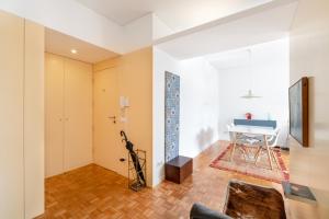 a living room with a table and a chair at VIVA Nanda's Place in Porto