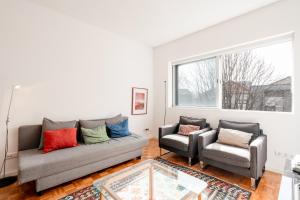 a living room with a couch and two chairs at VIVA Nanda's Place in Porto