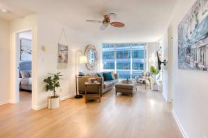 un soggiorno con divano e sedia di lean & Cozy 1 Bedroom by Convention Center incl. Parking a Vancouver