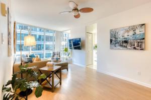 un soggiorno con divano e ventilatore a soffitto di lean & Cozy 1 Bedroom by Convention Center incl. Parking a Vancouver