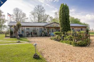 une maison arborant un drapeau devant elle dans l'établissement Ferienresort Möwenort Lütow Bungalow 8, à Lütow