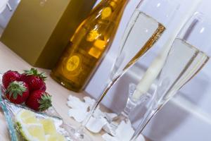 due bicchieri di champagne e fragole su un tavolo di B&B The King a Livigno