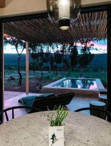 een patio met een zwembad en een tafel met stoelen bij Lucky Crane Villas in McGregor