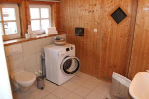 uma casa de banho com uma máquina de lavar roupa e um WC em Loft 18 em Schlitz