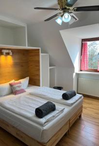 een slaapkamer met een groot bed met 2 kussens erop bij Runa´s Hotel in Hallbergmoos