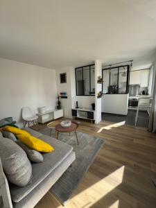 uma sala de estar com um sofá e uma mesa em Vitry em Vitry-sur-Seine