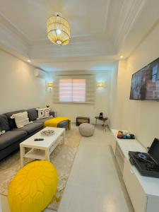 馬拉喀什的住宿－Le Majorelle Cozy Flat，客厅配有沙发和桌子