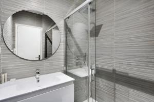 Bilik mandi di Appartement spacieux et lumineux à Montorgueil