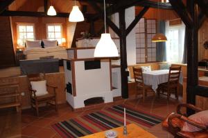 uma sala de estar com uma cozinha com um fogão em Loft 18 em Schlitz