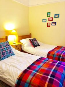 サウスウォルドにあるWelcoming Southwold Holiday Homeのベッドルーム(ベッド2台、ランプ付) +19枚の写真