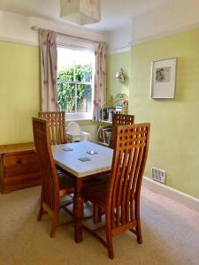 サウスウォルドにあるWelcoming Southwold Holiday Homeのテーブルと椅子4脚のあるダイニングルーム