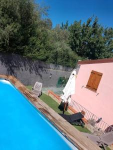 een zwembad met een parasol en stoelen en een huis bij Villa Susy Solanas -IUN R5389 in Solanas