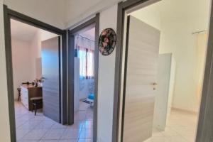 een gang met een deur die naar een kamer leidt bij Villa Susy Solanas -IUN R5389 in Solanas +15 foto's