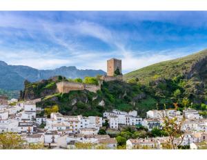uma cidade numa colina com um castelo nela em Hotel Rural Cazorla Posada del Cordobés em Cazorla