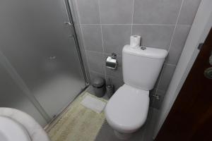 um pequeno banheiro com vaso sanitário e chuveiro em Apartamento Brisa Mar em Albufeira