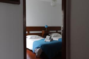 um espelho reflexo de um quarto com duas camas em Apartamento Brisa Mar em Albufeira mais 11 fotografias