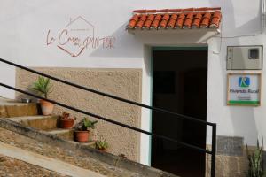uma entrada para um edifício com uma porta em Alojamiento La Casa del Pintor em Almonaster la Real