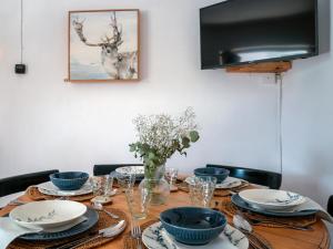 a wooden table with plates and dishes on it at Alojamiento La Casa del Pintor in Almonaster la Real