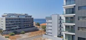 een appartementencomplex met de oceaan op de achtergrond bij Kaps Home Miramar D in Praia