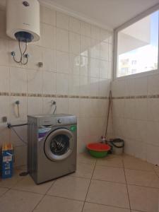 een keuken met een wasmachine in de kamer bij Kaps Home Miramar D in Praia