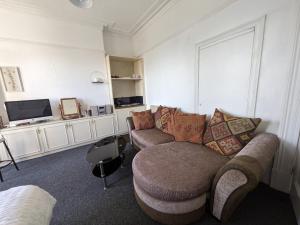 a living room with a couch and a tv at SINGLETON SHORT STAYS R7r5 in Swansea